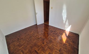 Dpto de 2 ambientes en 3er Piso p/escalera completamente reciclado a nuevo.