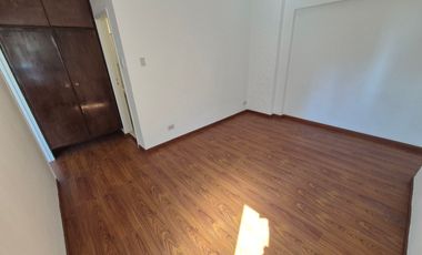 Dpto de 2 ambientes en 3er Piso p/escalera completamente reciclado a nuevo.