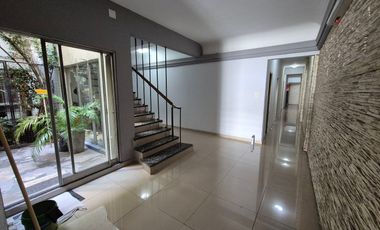 Dpto de 2 ambientes en 3er Piso p/escalera completamente reciclado a nuevo.
