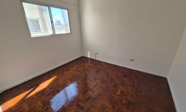 Dpto de 2 ambientes en 3er Piso p/escalera completamente reciclado a nuevo.
