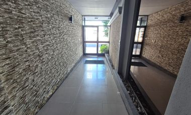 Dpto de 2 ambientes en 3er Piso p/escalera completamente reciclado a nuevo.