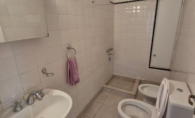 Dpto de 2 ambientes en 3er Piso p/escalera completamente reciclado a nuevo.