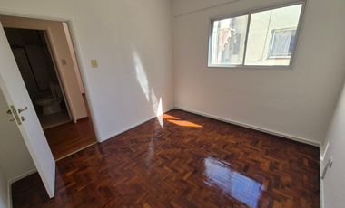 Dpto de 2 ambientes en 3er Piso p/escalera completamente reciclado a nuevo.
