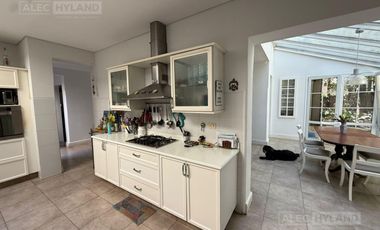 Casa de categoría en venta y alquiler, refaccionada a nuevo en Olivos, Vte López