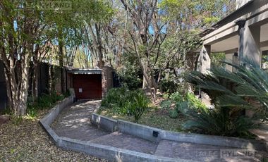 Casa de categoría en venta y alquiler, refaccionada a nuevo en Olivos, Vte López