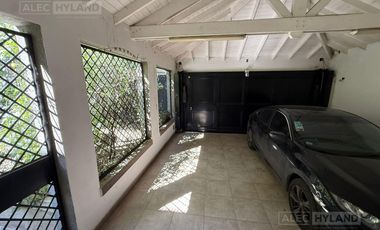 Casa de categoría en venta y alquiler, refaccionada a nuevo en Olivos, Vte López