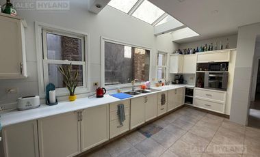 Casa de categoría en venta y alquiler, refaccionada a nuevo en Olivos, Vte López