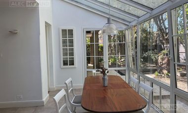 Casa de categoría en venta y alquiler, refaccionada a nuevo en Olivos, Vte López