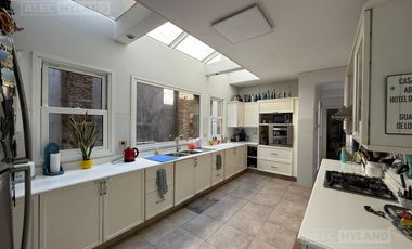 Casa de categoría en venta y alquiler, refaccionada a nuevo en Olivos, Vte López