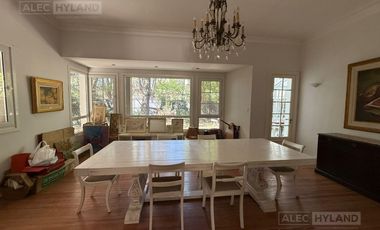 Casa de categoría en venta y alquiler, refaccionada a nuevo en Olivos, Vte López