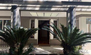 Casa de categoría en venta y alquiler, refaccionada a nuevo en Olivos, Vte López