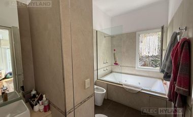 Casa de categoría en venta y alquiler, refaccionada a nuevo en Olivos, Vte López