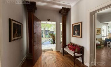 Casa de categoría en venta y alquiler, refaccionada a nuevo en Olivos, Vte López