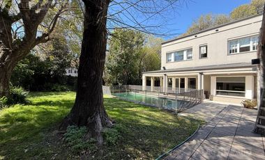 Casa de categoría en venta y alquiler, refaccionada a nuevo en Olivos, Vte López