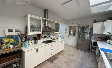 Casa de categoría en venta y alquiler, refaccionada a nuevo en Olivos, Vte López