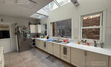 Casa de categoría en venta y alquiler, refaccionada a nuevo en Olivos, Vte López