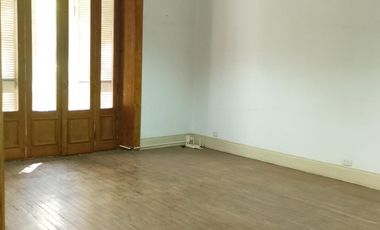 ALQUILER DE AMPLIAS Y LUMINOSAS OFICINAS ,EN PLENO CENTRO