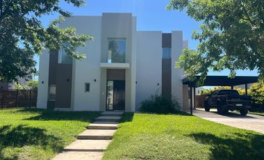 Casa a la laguna en VENTA y ALQUILER en Islas, Canton Barrio Privado