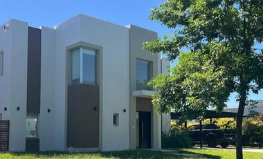 Casa a la laguna en VENTA y ALQUILER en Islas, Canton Barrio Privado