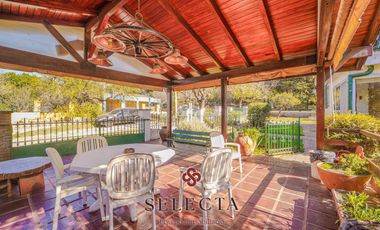 En venta, casa con pileta . En Vertientes de la Granja . A metros de Ruta E53