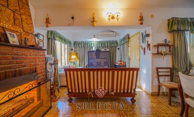 En venta, casa con pileta . En Vertientes de la Granja . A metros de Ruta E53