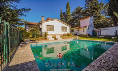 En venta, casa con pileta . En Vertientes de la Granja . A metros de Ruta E53