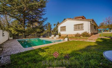 En venta, casa con pileta . En Vertientes de la Granja . A metros de Ruta E53