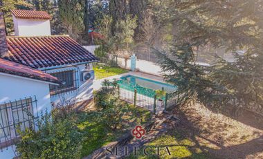 En venta, casa con pileta . En Vertientes de la Granja . A metros de Ruta E53