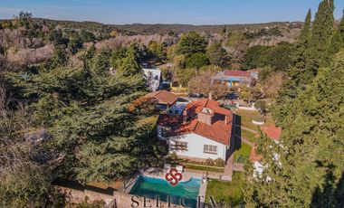 En venta, casa con pileta . En Vertientes de la Granja . A metros de Ruta E53