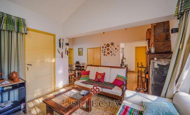 En venta, casa con pileta . En Vertientes de la Granja . A metros de Ruta E53