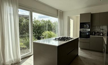 Alquiler y/o Venta en Barbarita a la Laguna, 5 Dormitorios en Suite.