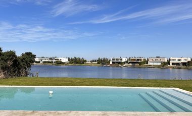 Alquiler y/o Venta en Barbarita a la Laguna, 5 Dormitorios en Suite.