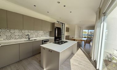 Alquiler y/o Venta en Barbarita a la Laguna, 5 Dormitorios en Suite.
