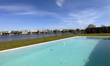 Alquiler y/o Venta en Barbarita a la Laguna, 5 Dormitorios en Suite.
