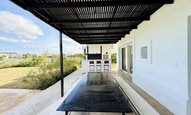 Alquiler y/o Venta en Barbarita a la Laguna, 5 Dormitorios en Suite.