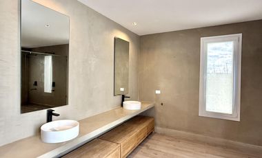 Alquiler y/o Venta en Barbarita a la Laguna, 5 Dormitorios en Suite.