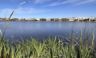 Alquiler y/o Venta en Barbarita a la Laguna, 5 Dormitorios en Suite.