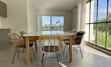 Alquiler y/o Venta en Barbarita a la Laguna, 5 Dormitorios en Suite.