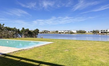 Alquiler y/o Venta en Barbarita a la Laguna, 5 Dormitorios en Suite.