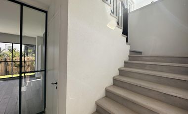 Alquiler y/o Venta en Barbarita a la Laguna, 5 Dormitorios en Suite.