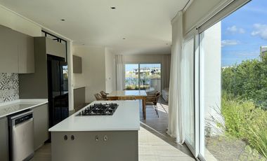 Alquiler y/o Venta en Barbarita a la Laguna, 5 Dormitorios en Suite.