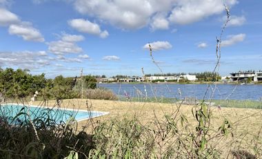 Alquiler y/o Venta en Barbarita a la Laguna, 5 Dormitorios en Suite.