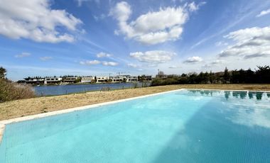 Alquiler y/o Venta en Barbarita a la Laguna, 5 Dormitorios en Suite.