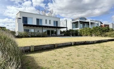 Alquiler y/o Venta en Barbarita a la Laguna, 5 Dormitorios en Suite.