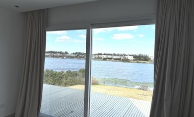 Alquiler y/o Venta en Barbarita a la Laguna, 5 Dormitorios en Suite.