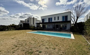Alquiler y/o Venta en Barbarita a la Laguna, 5 Dormitorios en Suite.