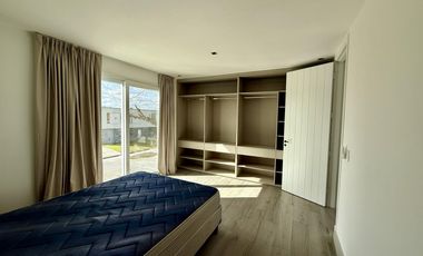 Alquiler y/o Venta en Barbarita a la Laguna, 5 Dormitorios en Suite.