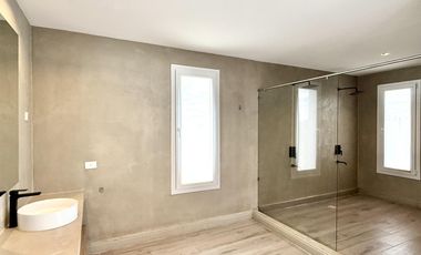 Alquiler y/o Venta en Barbarita a la Laguna, 5 Dormitorios en Suite.