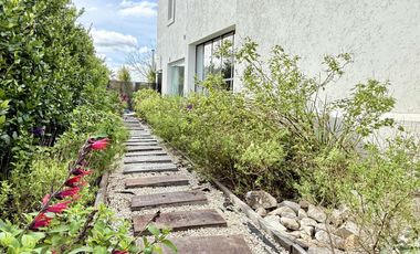 Alquiler y/o Venta en Barbarita a la Laguna, 5 Dormitorios en Suite.