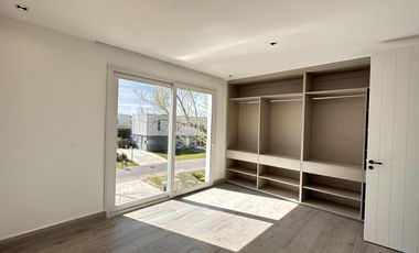 Alquiler y/o Venta en Barbarita a la Laguna, 5 Dormitorios en Suite.